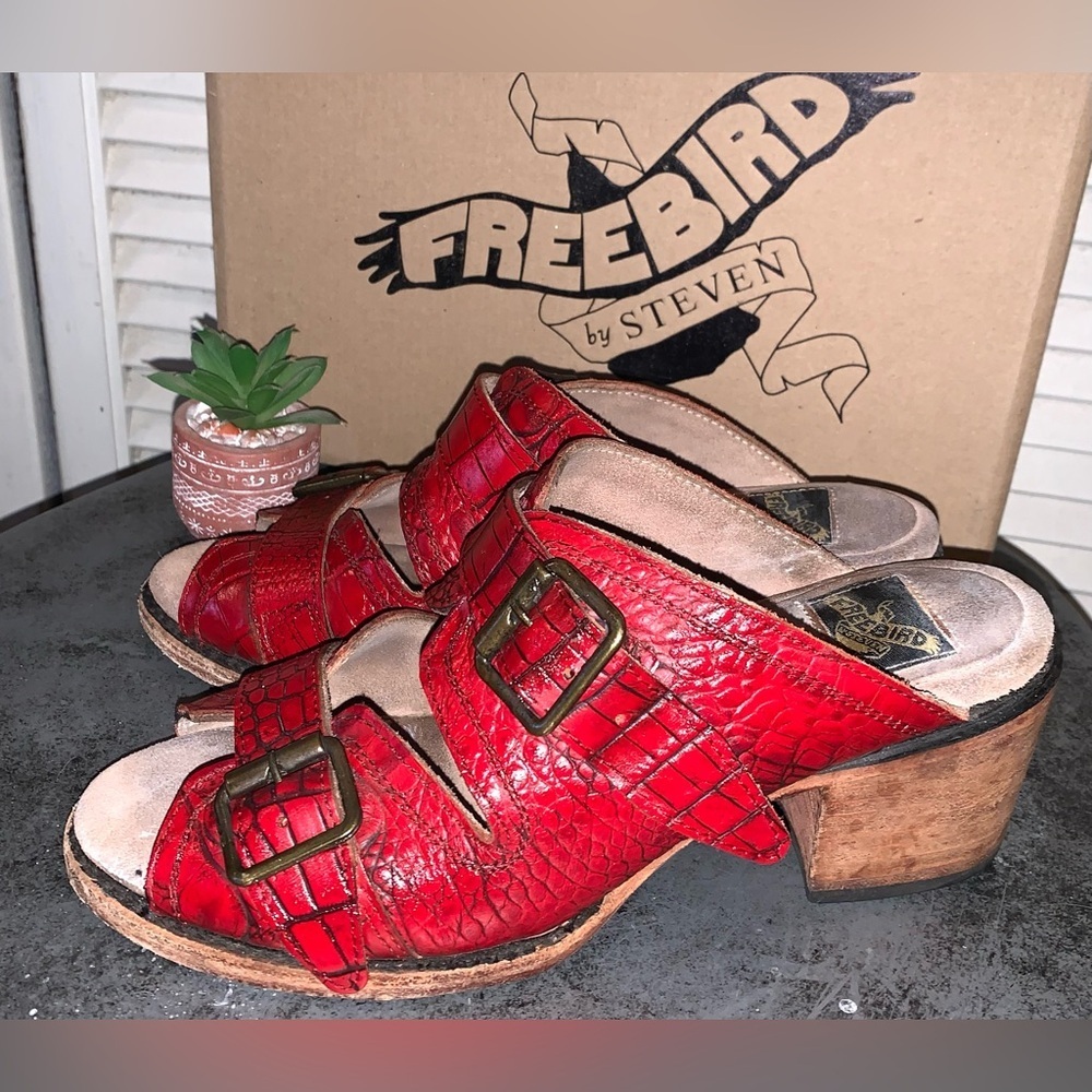 Freebird by Steven Cherry Red Crocodile Caprice Sandals Women’s size 8